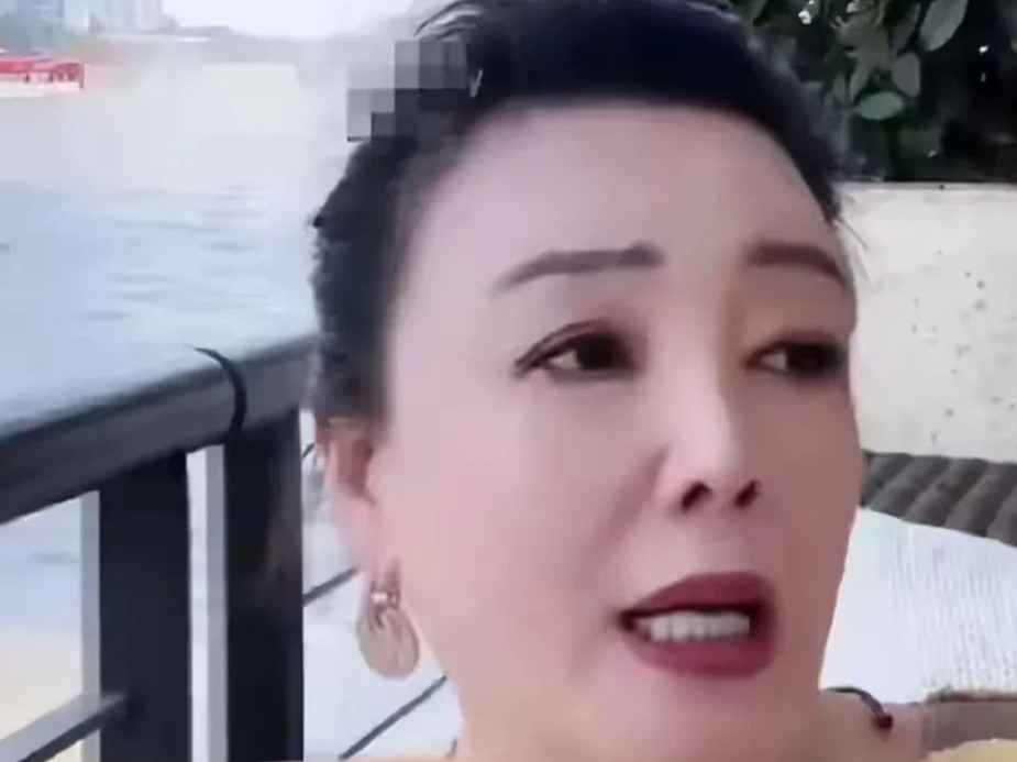 刚刚，杰哥直播时说:“麻六记的小景店长很会解释手机发热，啥意思？手机发热。我是后