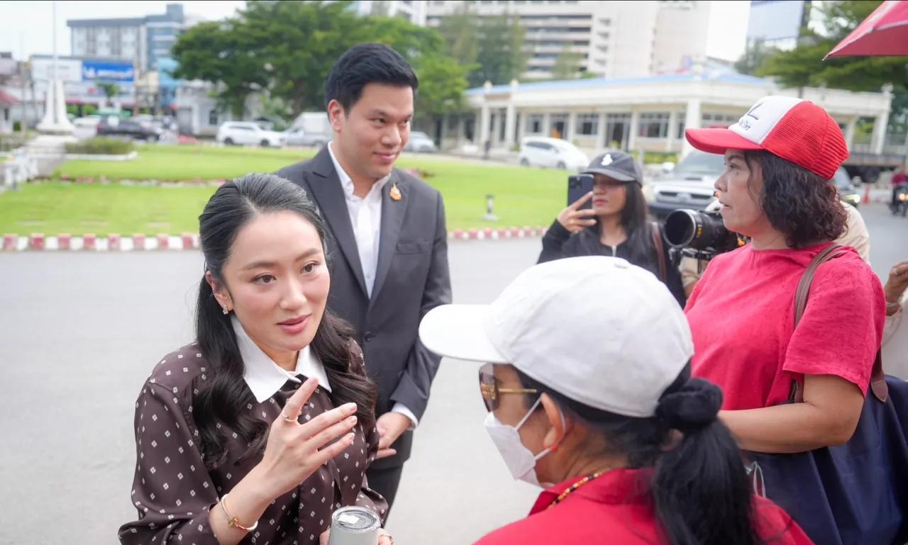 佩通坦第三次赴监狱探望父亲他信，这一次佩通坦可能还给父亲带了心爱的食物。佩通坦进