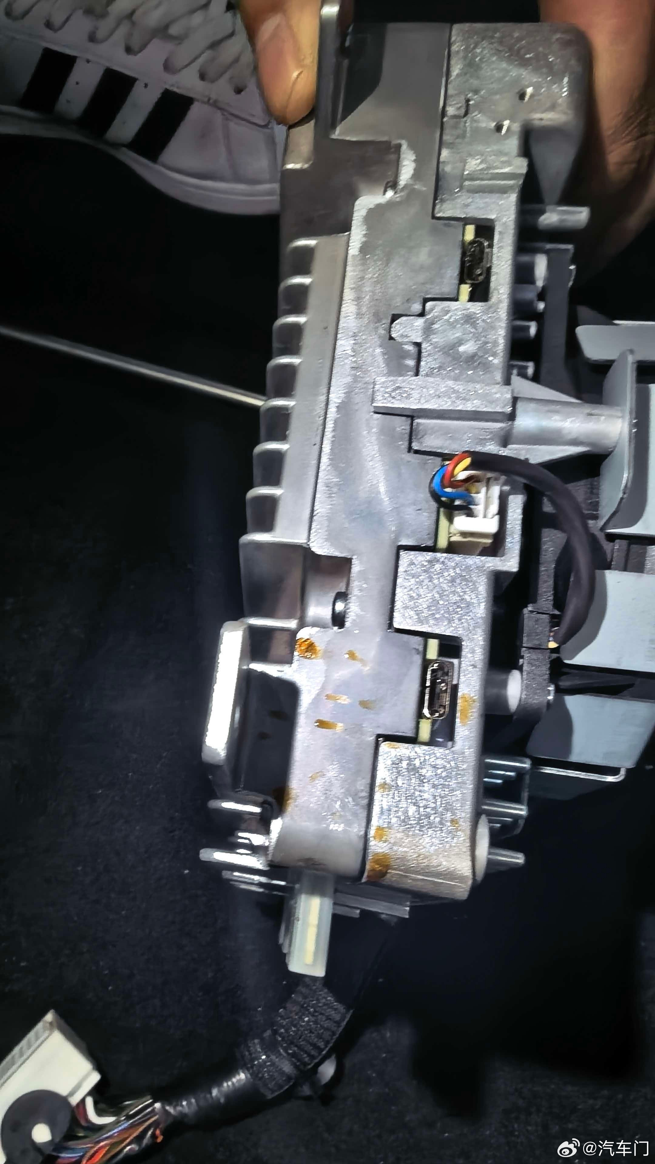 车主投诉【理想L8中控集体黑屏车机主板烧毁要求厂家质保解决】车主张女士向汽车门网