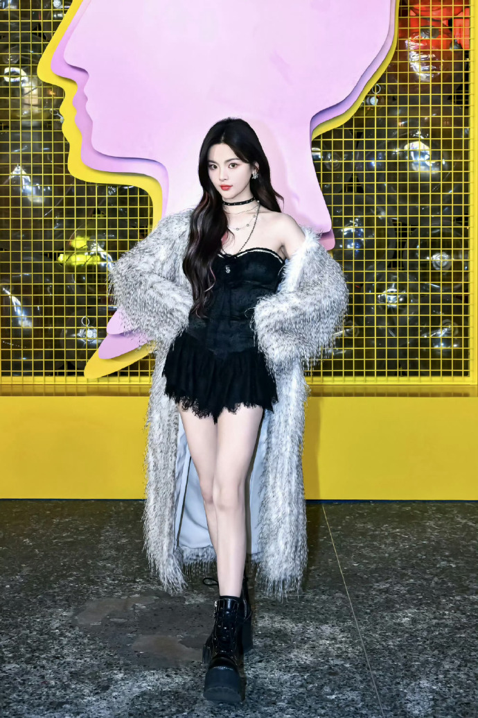 杨超越路透图来了！看看锦鲤的美貌