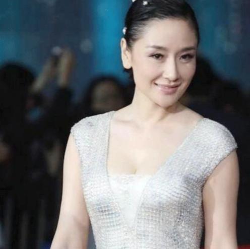 2006年，足坛名将李金羽装修完婚房，向"大少奶奶"孙宁求婚，孙宁却说："我不靠