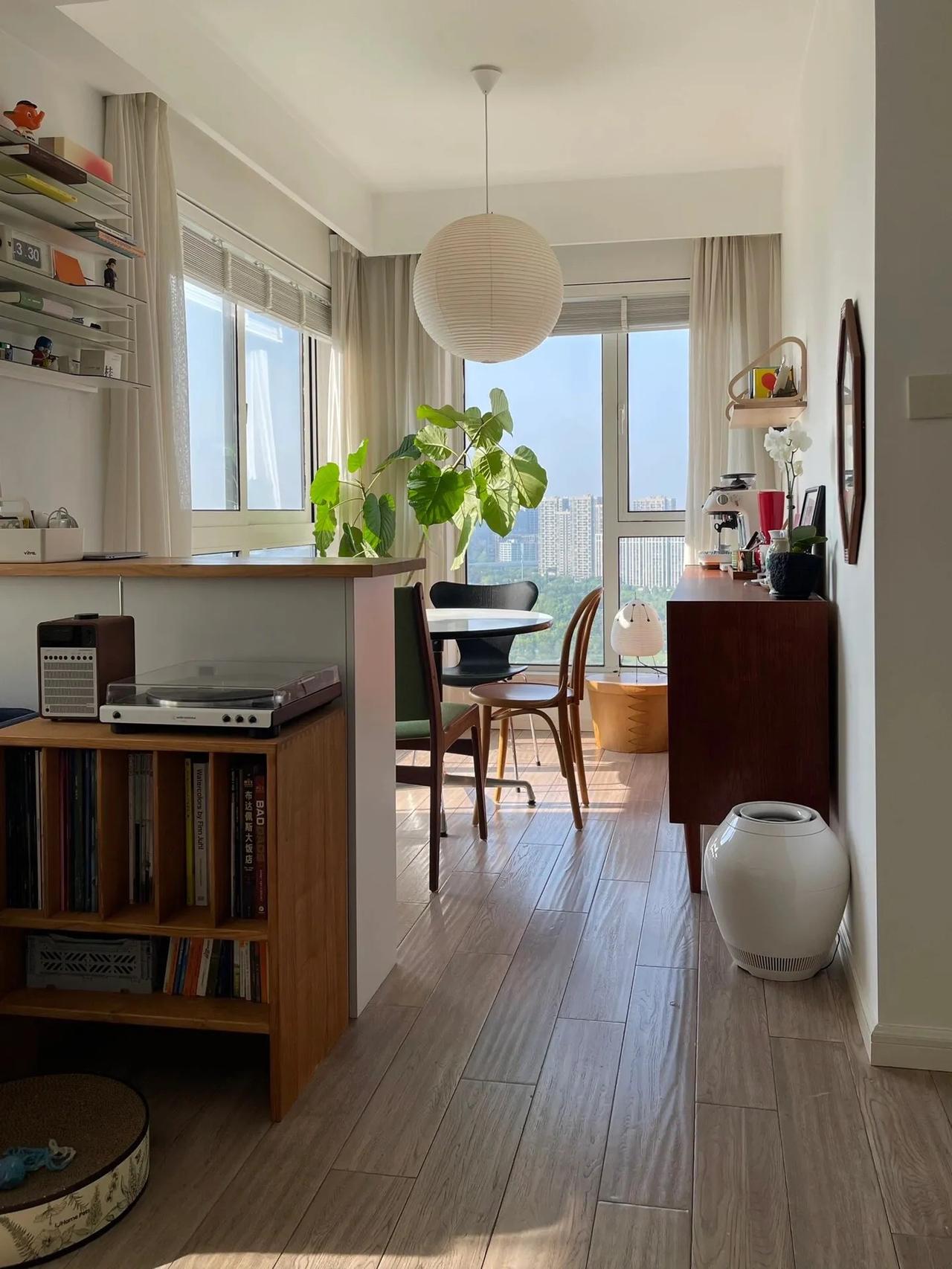 住了六年的家，越简单，越有安全感，六年前拿到这套房子的钥匙时，我在空荡荡的毛坯房