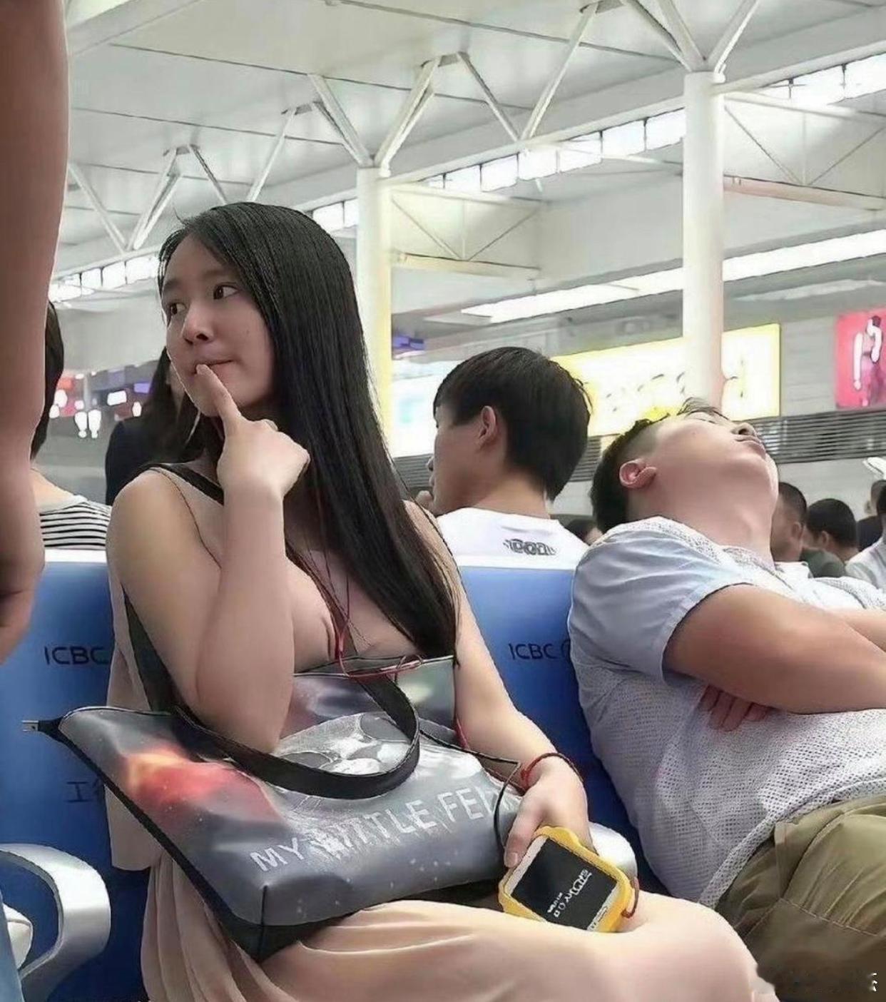 不懂就问，她在听什么⁉