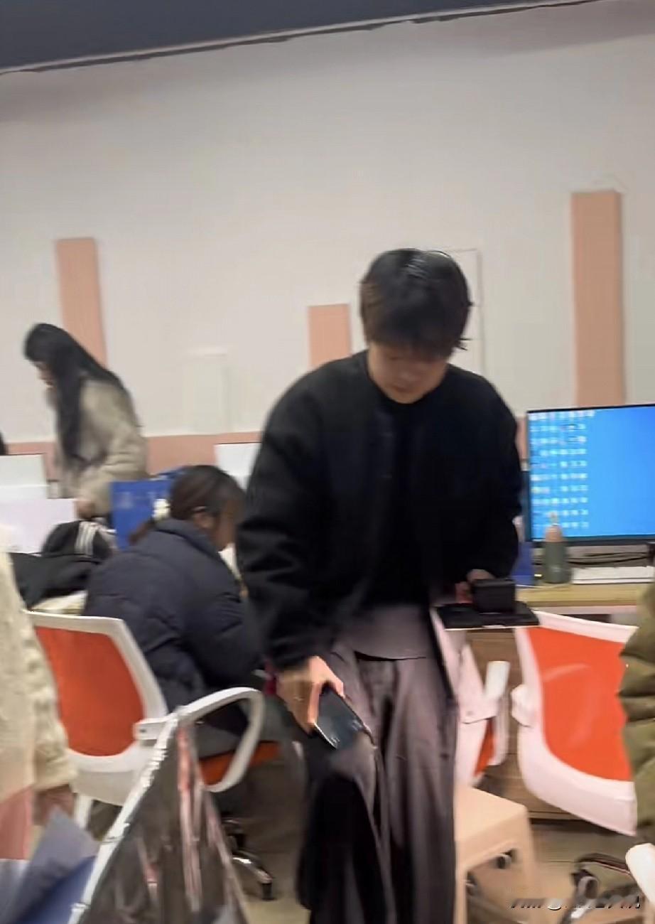 我们公司有每个月200块钱的全勤奖，要求是必须是全月都在岗上班，如果你有一次迟到