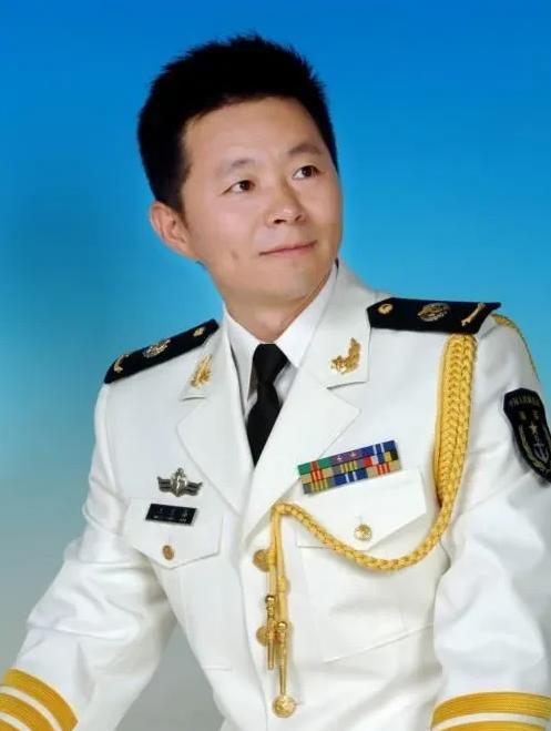 2008年，歌唱家王宏伟40岁还没有找到另一半，有一次去新疆演出，一位老朋友也替