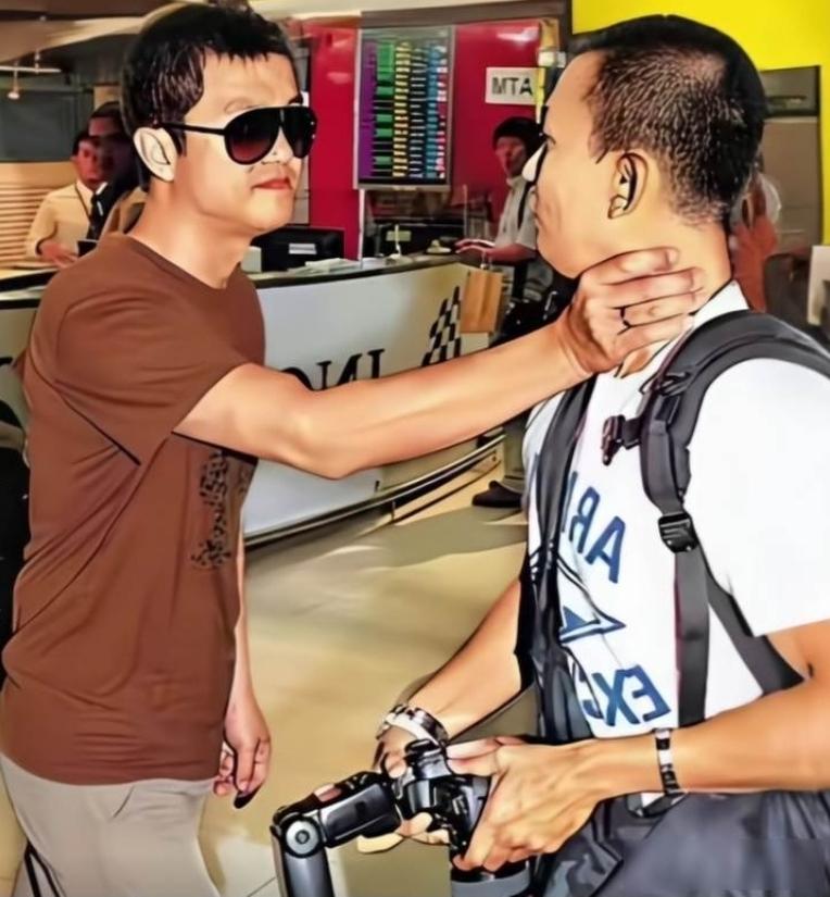 李亚鹏机场怒推镜头，公众却骂他太凶，父爱在聚光灯下变味了2013年冬天，北京