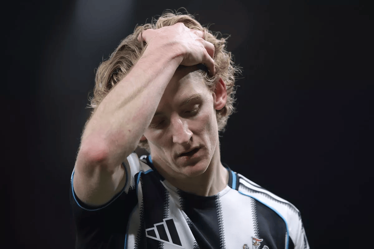 内维尔: 戈登踢得像防守型中场, 防守他的后卫肯定偷着乐