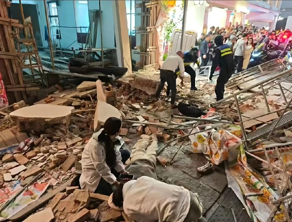 长沙网红街区墙体垮塌致19岁、24岁两名女孩遇难，周边商家曾投诉其暴力打洞致墙体