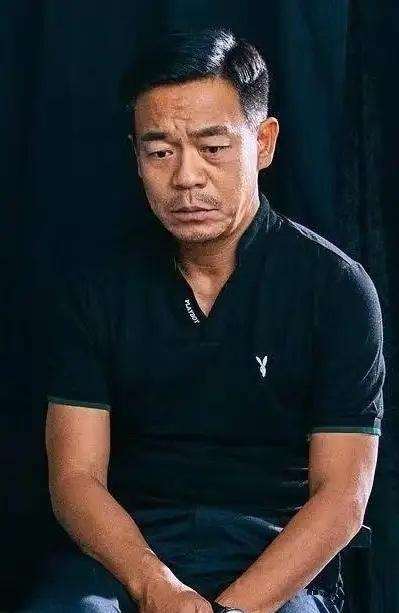 58岁的孙浩至今未婚，没有孩子。记者问他想不想找伴共度余生，他苦笑说，那还不如去扛沙袋。他是西安人，