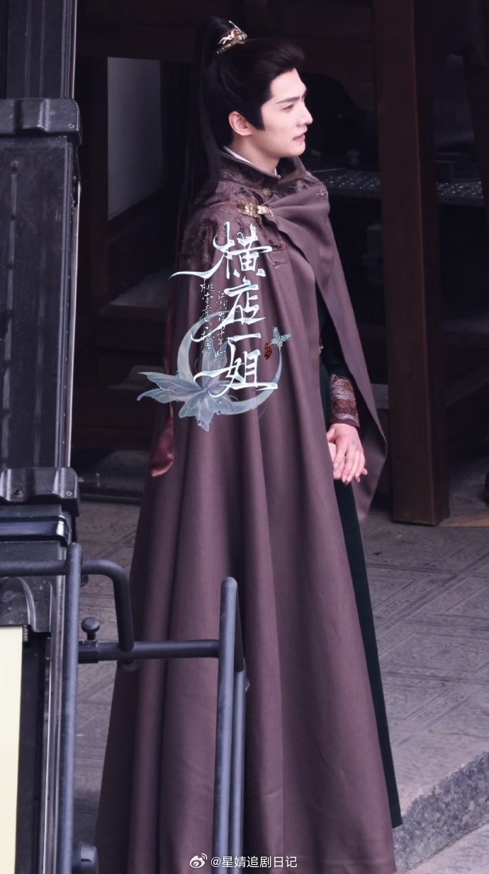 杨洋《不让江山》造型路透，遮住脸这服道化水平飘忽不定啊🤔这衣服奇丑无比穿