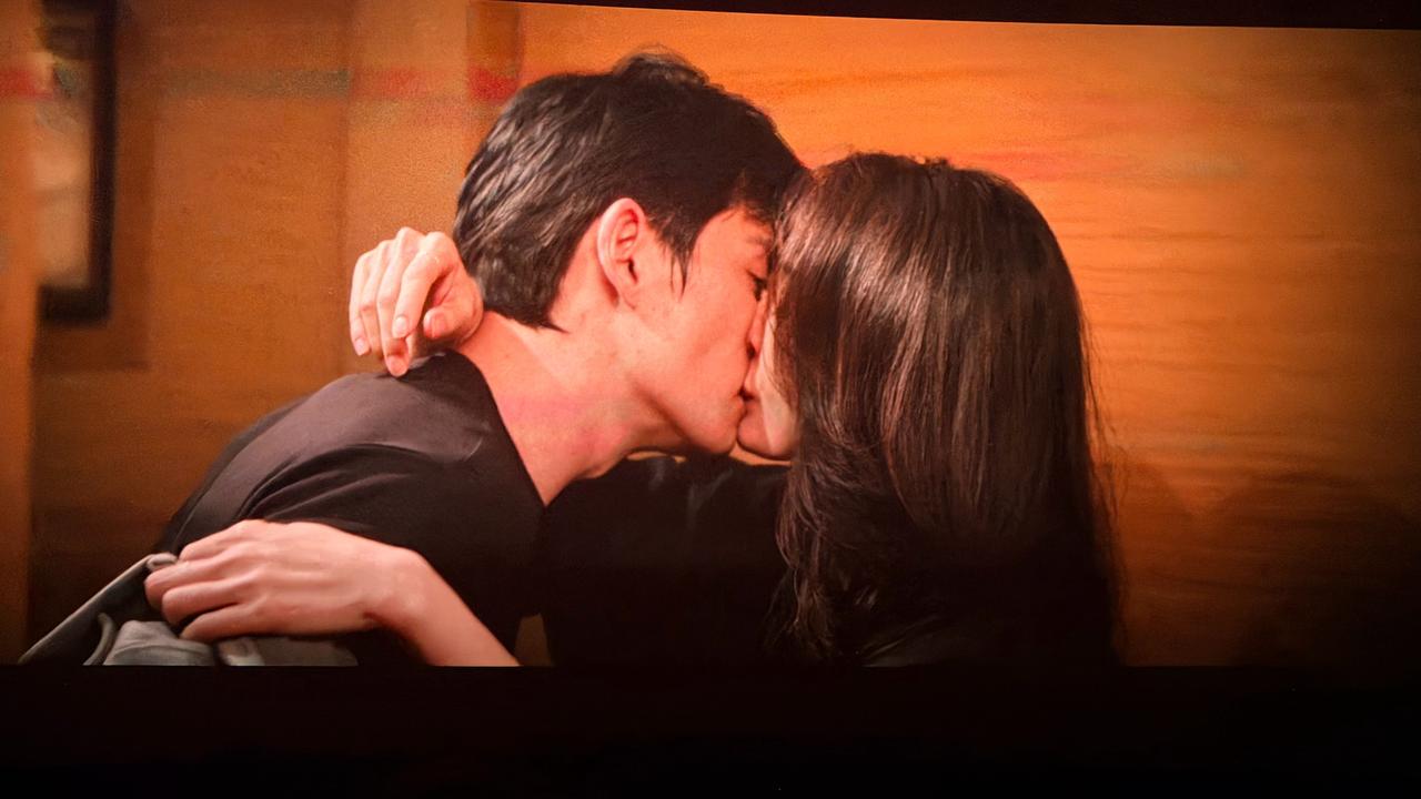 朱一龙杨幂谍战吻，美到窒息，还是尬到脚趾扣地？今年春节档，张艺谋的《惊蛰