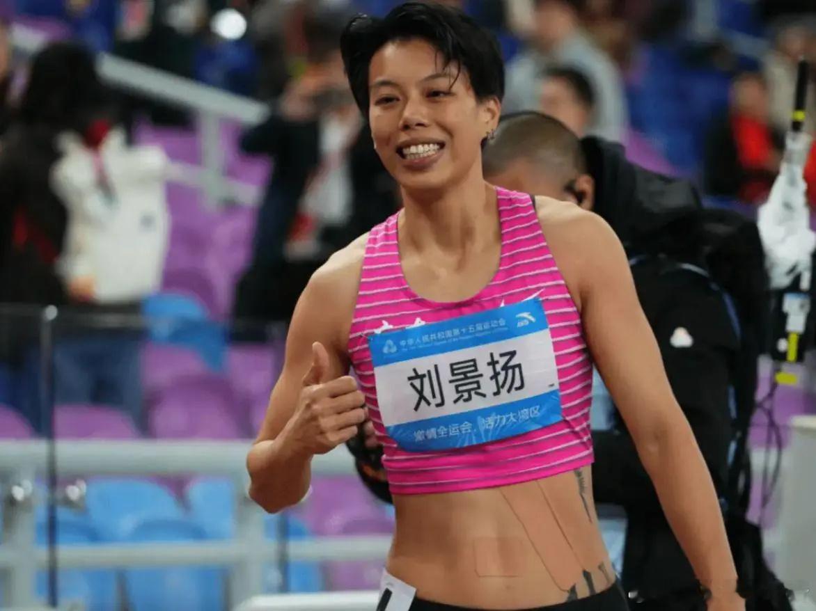 击败吴艳妮后，刘景扬穿着旧鞋上台领奖，转头就捐了全部70万奖金十五运的女子100