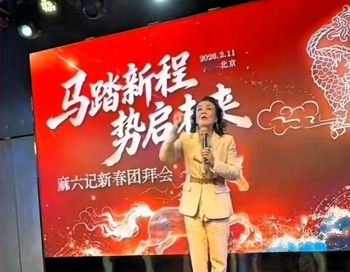 麻六记，这家店，骨子里有劲，不服输，谁都能看，最苦时候，她没放弃，硬是挺过，破茧