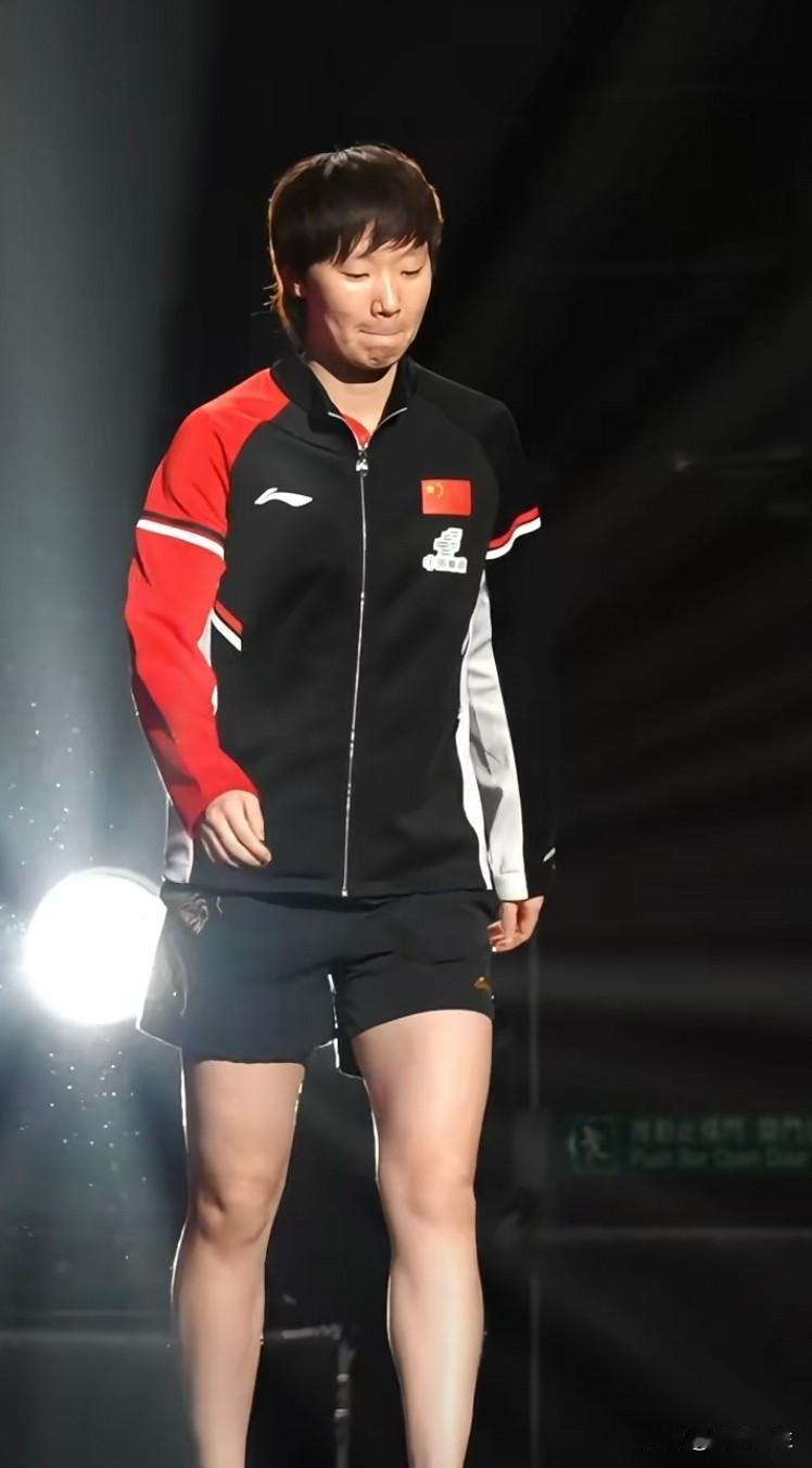 如何看待王曼昱带伤上阵WTT总决赛夺冠王曼昱这冠军拿得也太给力了！带着伤从赛场一