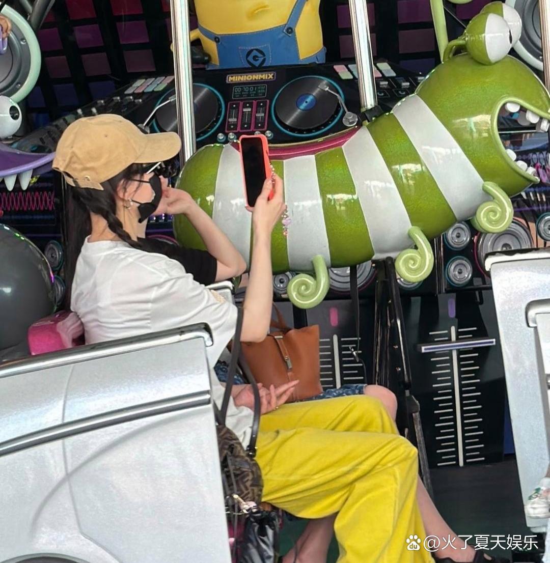 唐嫣罗晋和女儿在新加坡游玩，画面好有爱​