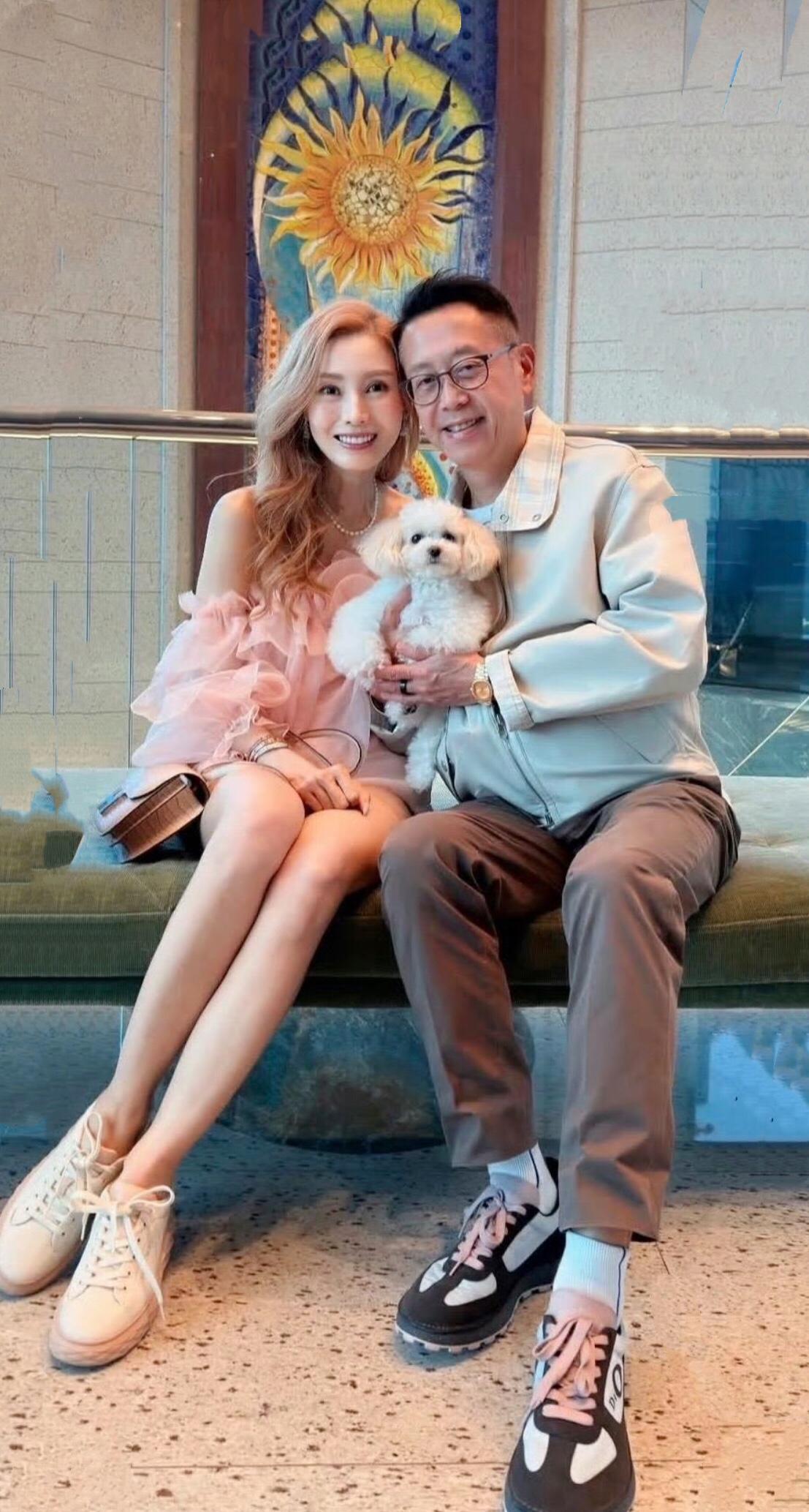 已经56岁的李嘉欣在家低调庆生，身旁有丈夫陪伴，仪式感简单温馨，一袭万元粉色长裙