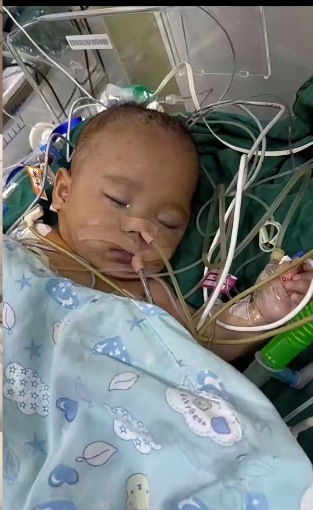 宝宝五个月大的乖宝宝十几个小时没喝奶超级乖没哭过，等我们去换衣服了才哭，舌头