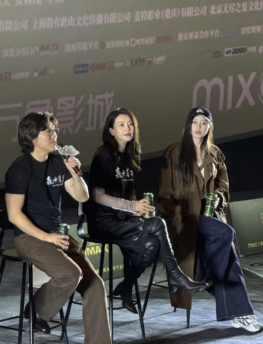 5月4日，高圆圆现身哈尔滨参加电影《森中有林》的路演，无修图怎么老成这样了？法令