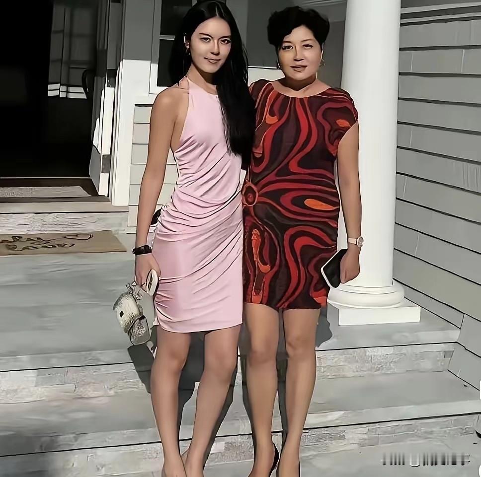 哈文与法图麦美国别墅前合影，母女情深，画面平和松弛。镜头下，20多岁的法图麦身形