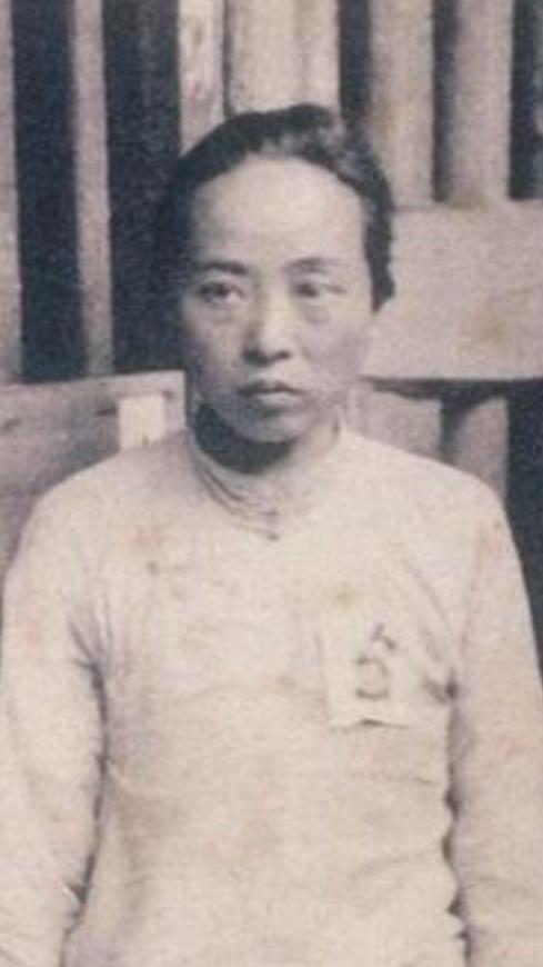 1937年日军轮奸了魏文全，她胸前囚衣上的