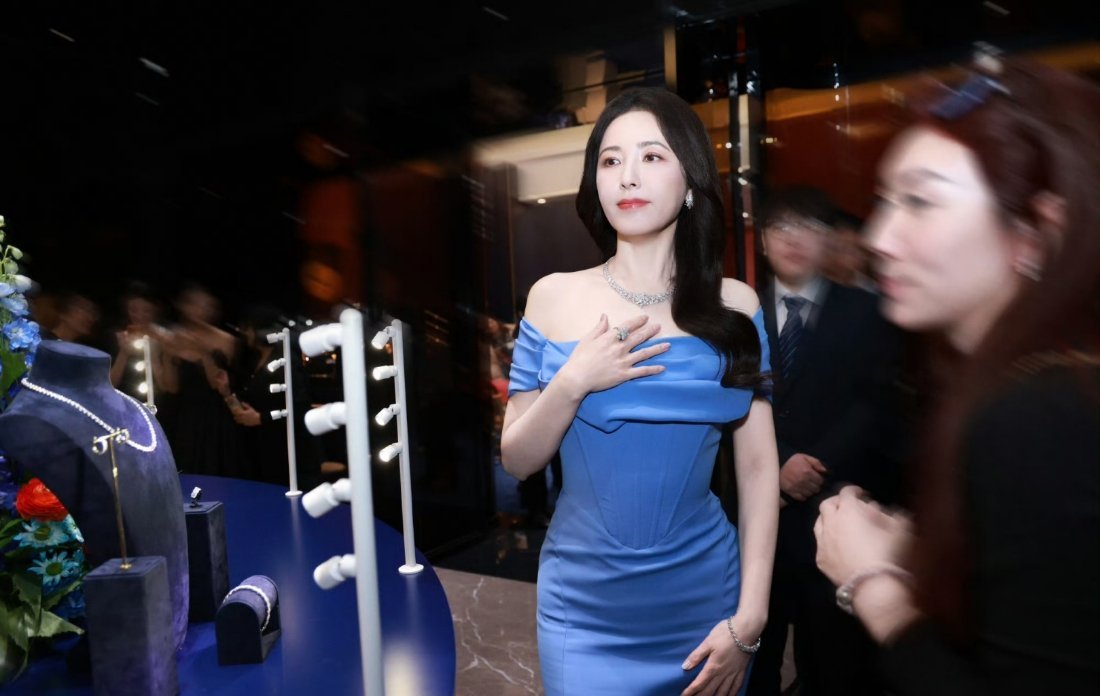 曾黎这套可以美极了喜欢这套！很好看！颜色很想衬曾黎姐！