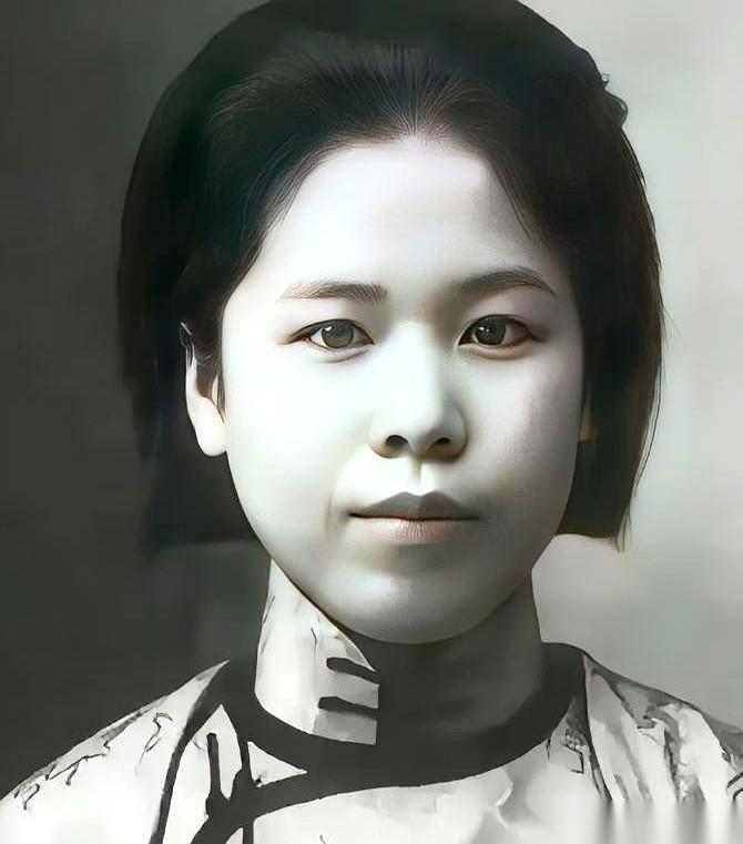 说一个人，杨虎城的夫人，谢葆真。1947年除夕夜，牢房外的鞭炮声传进来，又闷又