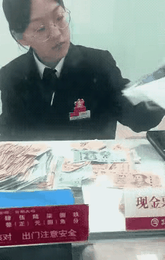 一袋捡瓶子攒的零钱，干干净净的血汗。柜员一张纸巾隔住双手，隔开了灰尘，也隔开了最