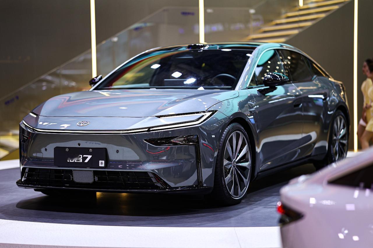 广汽丰田2025年销量稳健增长，全年销量超77.2万辆，达772668辆。年末冲