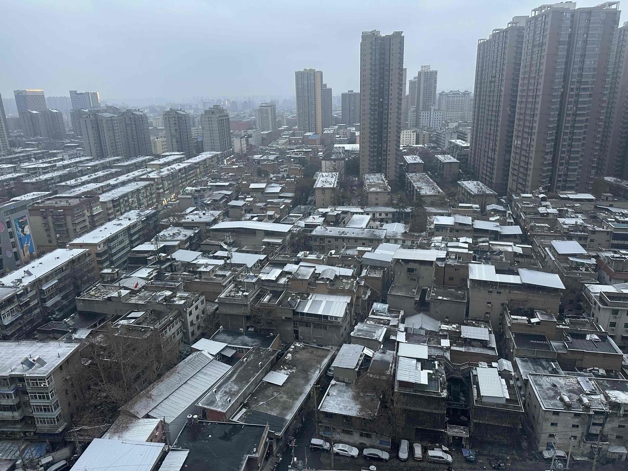 今天，西安的雪，如约而至，是西安今冬第三场雪，雪不大，从高楼往外看，只是低矮楼顶