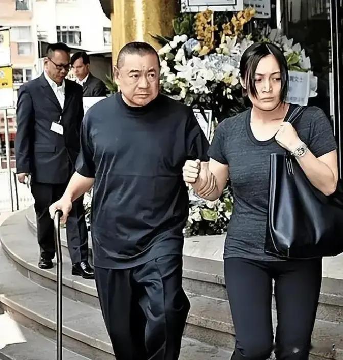 最近，街头出现一对引人注目的夫妻，74岁的富豪刘銮雄步履蹒跚，全靠妻子甘比小心搀