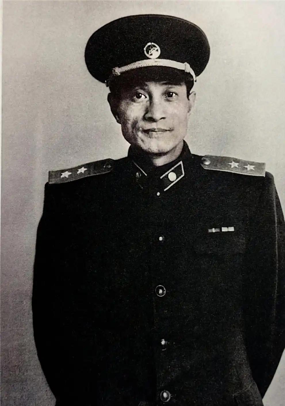 1932年，郭化若发高烧，被战友丢在山边。他装成叫花子昏倒在一家地主宅院，没想到