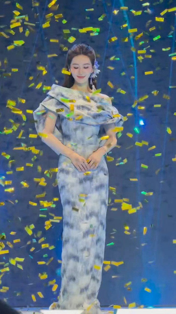 刘诗诗今日线下活动丨优雅女神🎐刘诗诗水墨风高定