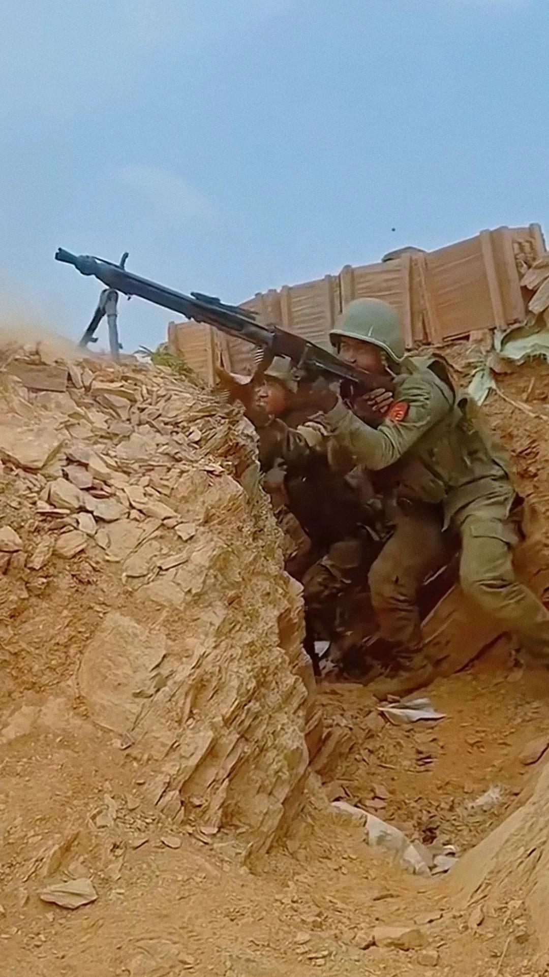 士兵用MG42打现代喷气式战机，说白了是不是有点浪费子弹？就算是打中了也是碰运气