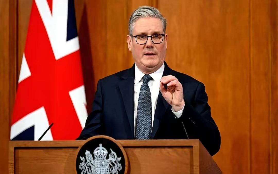 英国首相斯塔默的记者会，一个记者突然站起来，问题又快又狠：“特朗普说，美国以后不