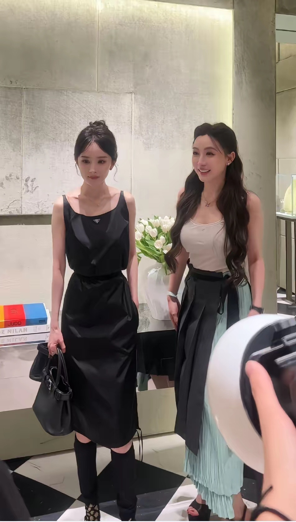 杨幂就是这么权威，脸就是小到任何人往她旁边站都会有压力，明星的身板是真的又窄又薄
