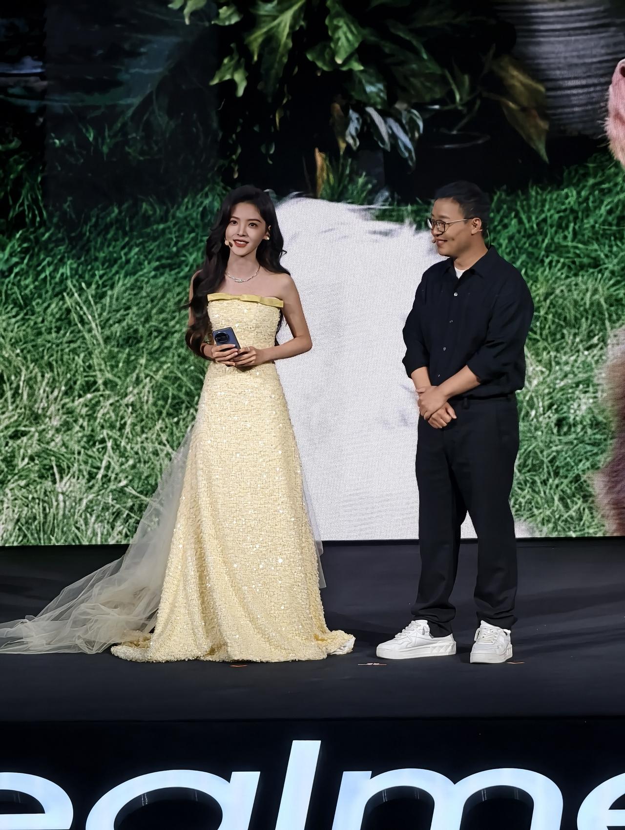 章若楠现身真我GT8系列发布会，太美啦！