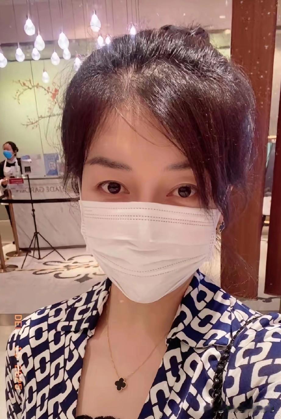 北京的李女士你火了，因为你遛狗时不栓绳，不清理狗粪，所以被网友质疑。网