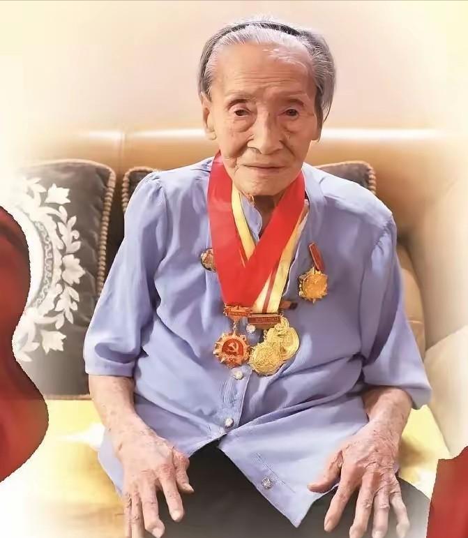 1951年，我军在海南逮捕一位女海盗首领，竟是失散11年的琼崖纵队女班长，