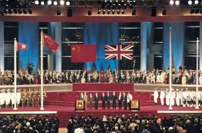 当年条约写得明明白白，香港岛是永久割让给英国的土地。可结果呢？1997年，香港岛