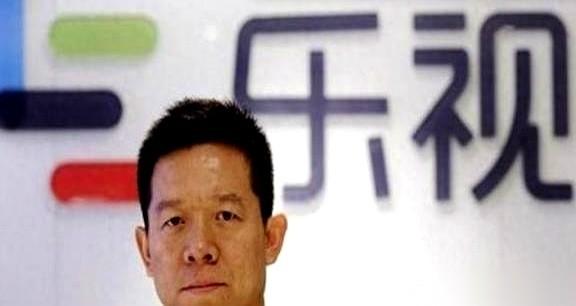 贾跃亭欠着上百亿的债，跑去美国七年没影。但最炸裂的是，他扔在国内的烂摊子——乐