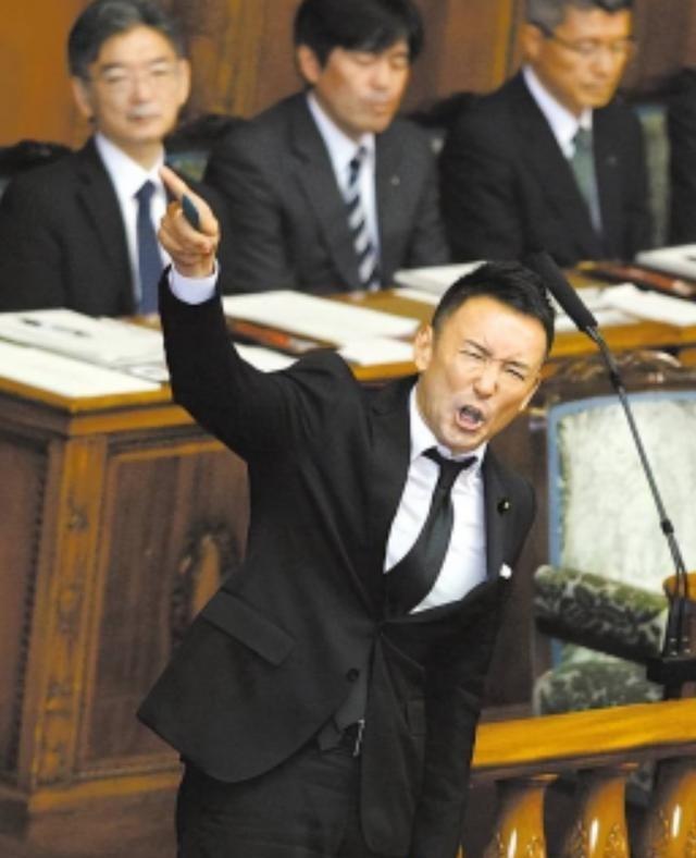 日本国会里，有人敢说真话了！令和新选组领头人山本太郎，当着所有议员的面，扔下