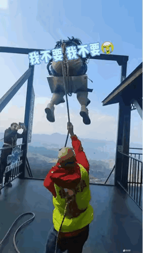 知道他为什么光头了吧