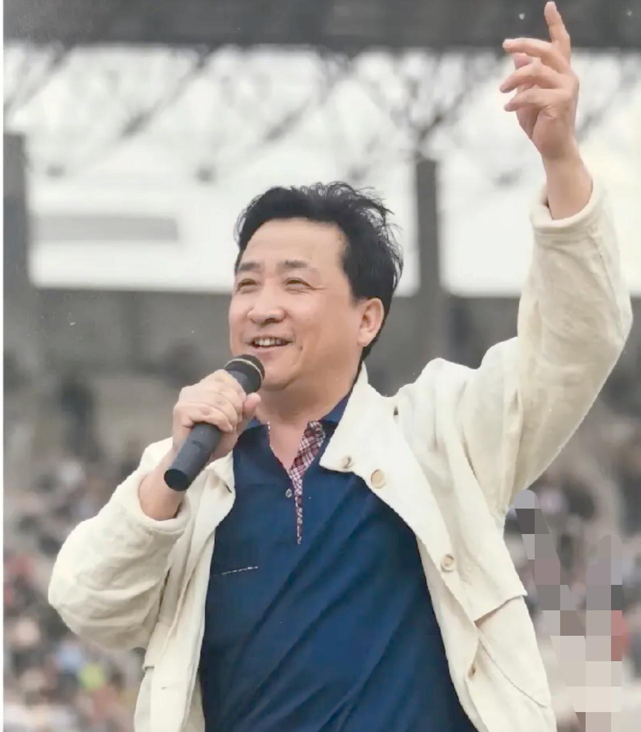 这一幕，真是给大伙儿看乐了。加州的豪宅里，圣诞树闪得耀眼，那位当年扛着“反三