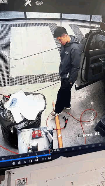 这小伙子高估了自己的平衡能力，尤其是玩这种游戏的时候，双手最好不要揣在兜里，如果