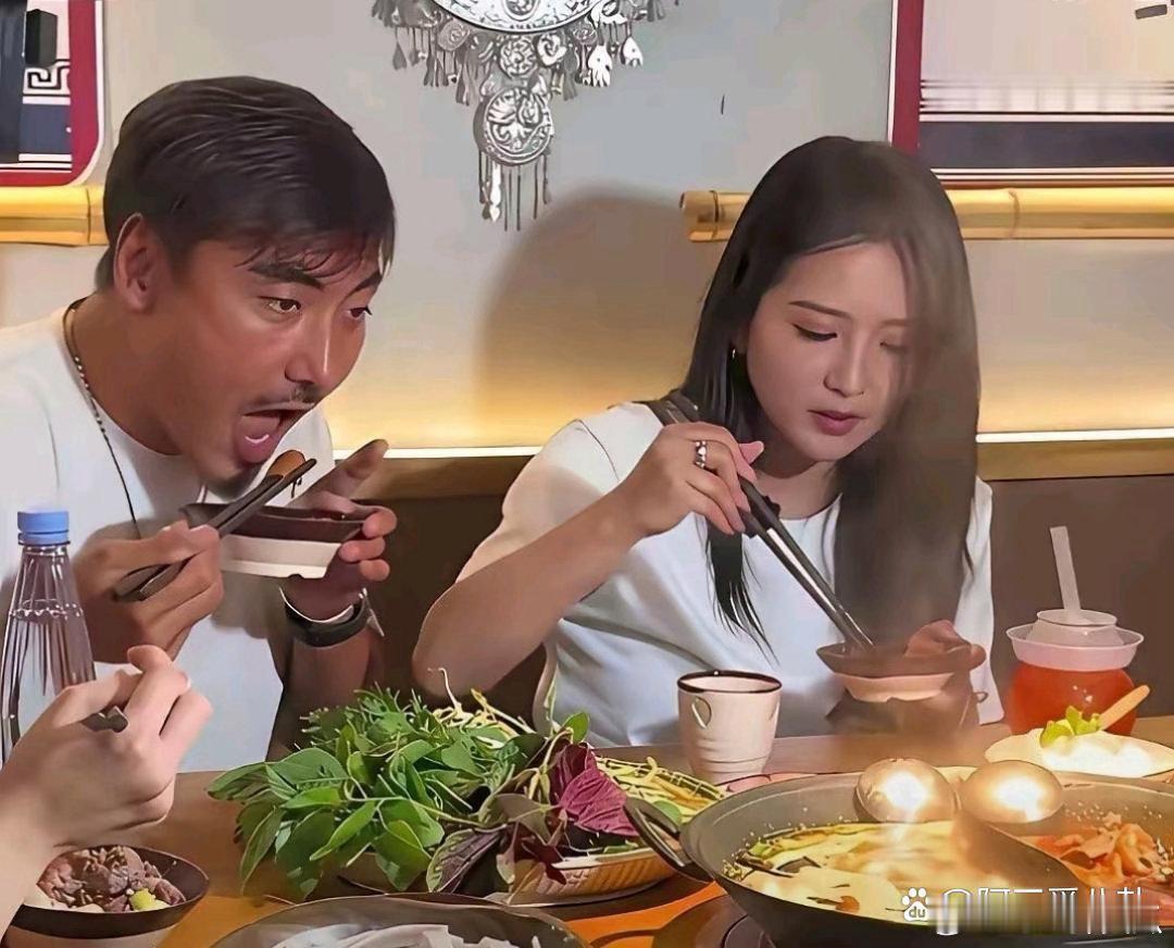 何洁跟‎‎老公‎‎‏吃火锅，﻿正⁠‎好被﻿‏﻿人拍到。