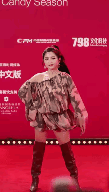 最近何洁出席活动的造型真是让人忍不住想说几句啊！有网友调侃她是不是好不容易接了个