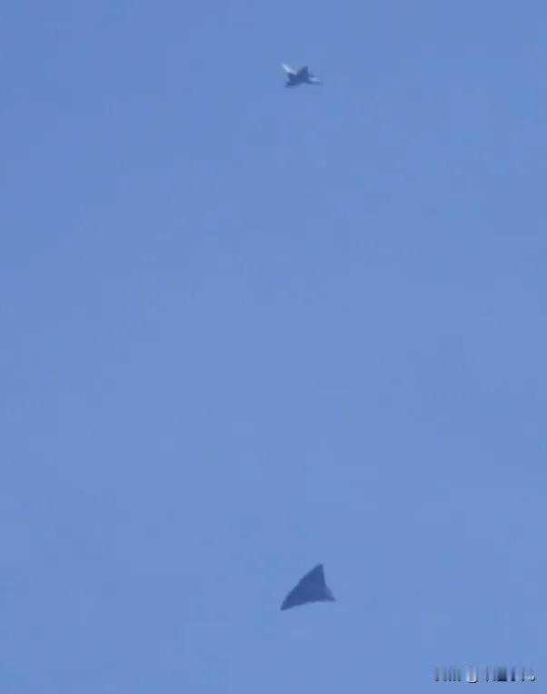 歼36进展神速啊，第三架现身了，歼10C重新又上桌了……歼10C，这是又好起