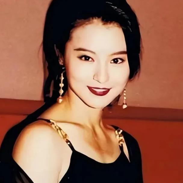 2007年的香港娱乐圈，被一场豪门狗血大戏搅得鸡飞狗跳，主角还是当年红极一时的