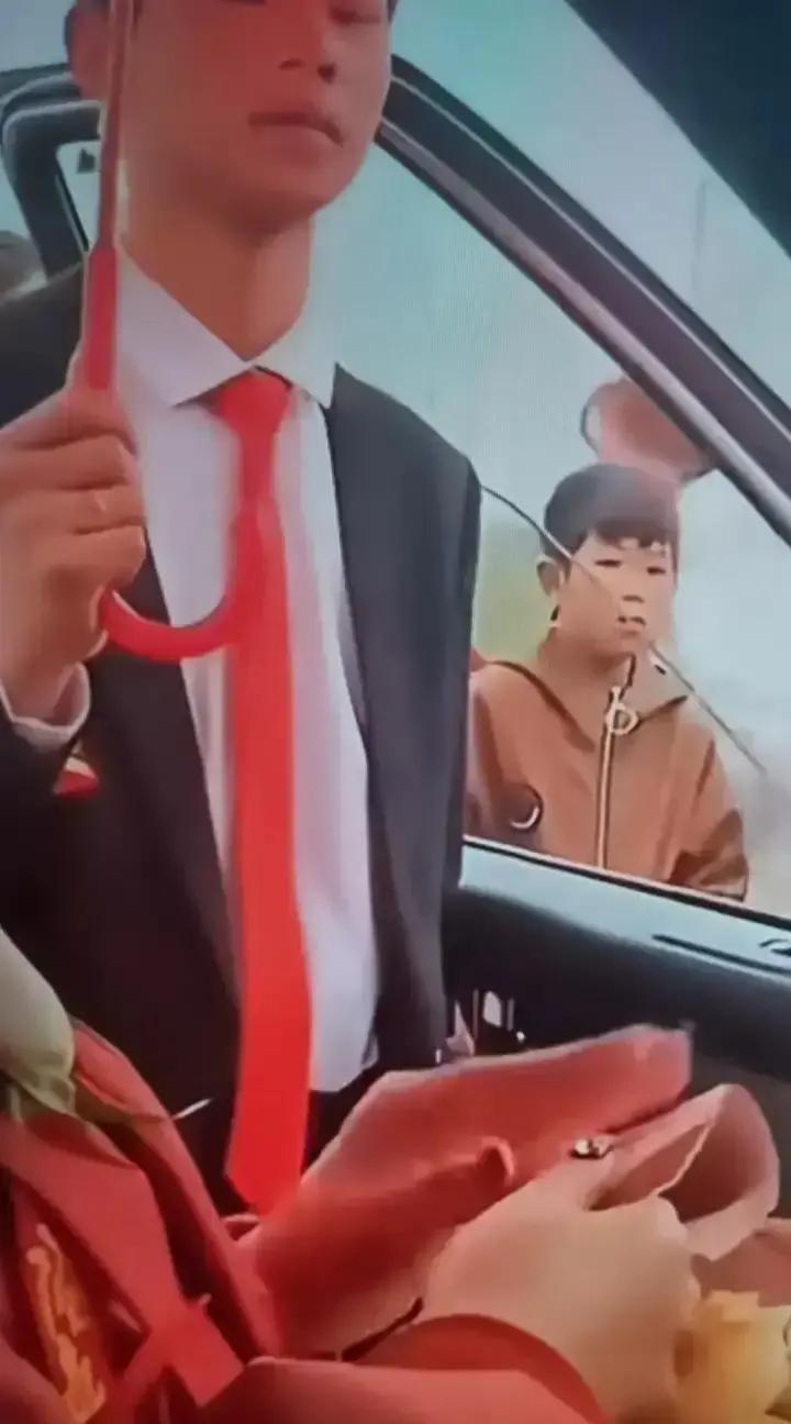 刷到周口那场婚礼，新娘下车前婆家突然加码，说再给三万才能进门。新娘直接掏出点