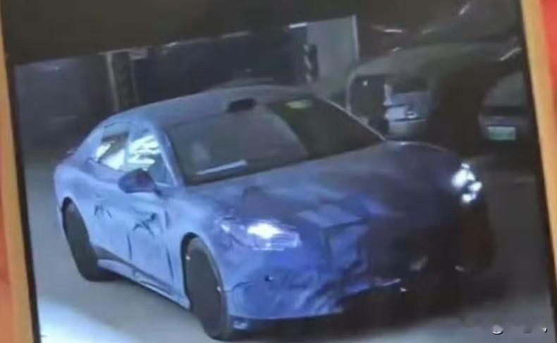 方程豹镁7伪装车来了。本质就是汉lev精装修。云辇a，天神之眼b，内饰是方程